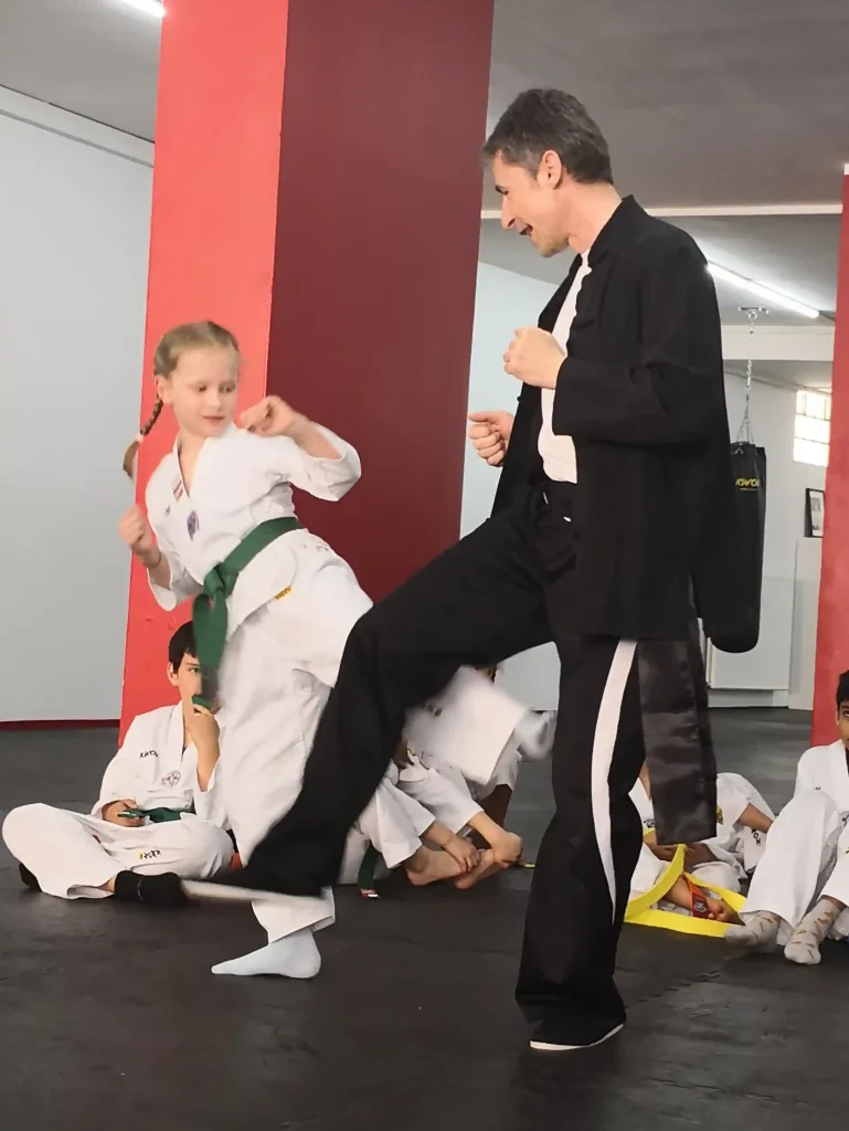 Kung Fu Kinder Sparring mit Trainer im Martial Arts Center München
