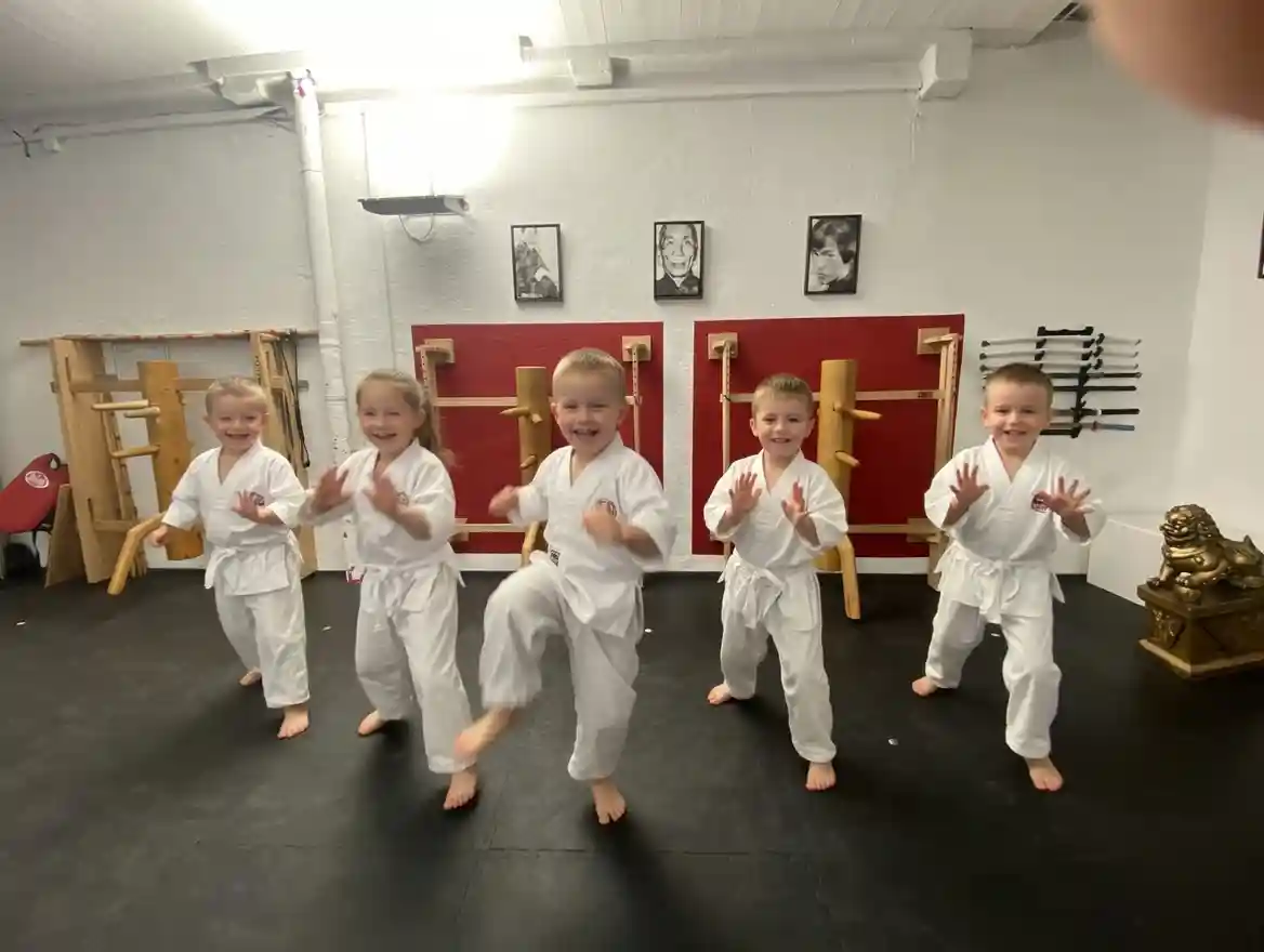 Tiny Tigers Grundstellung Kung Fu Training vor Holzpuppen Martial Arts Center München