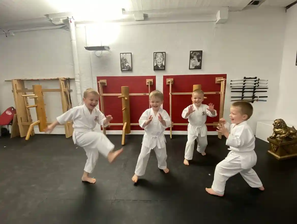 Vier Tiny Tigers Kinder Grundstellung Kung Fu Martial Arts Center München