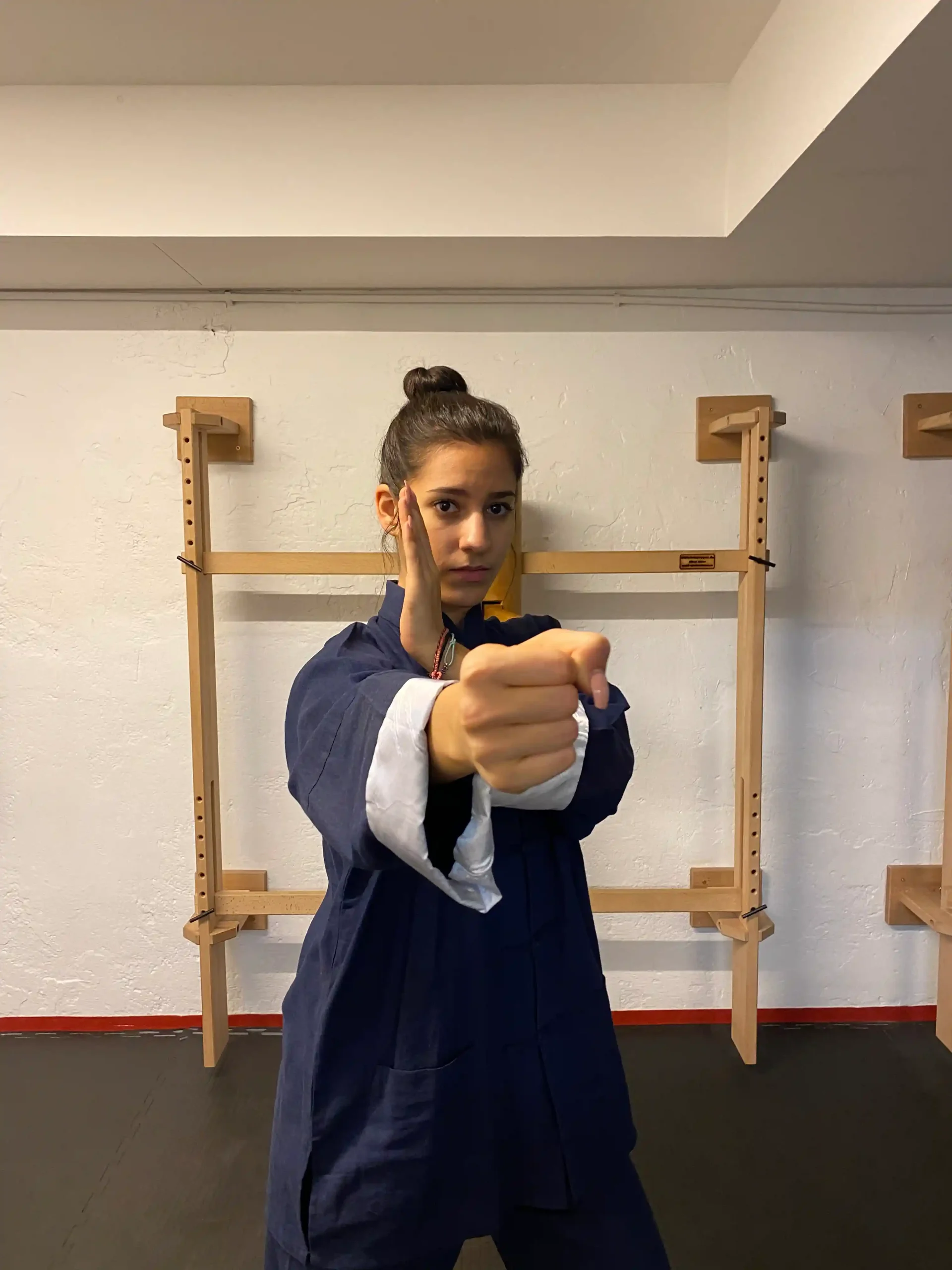 Wing Chun Fausttoß Frau im Kung-Fu-Anzug im Martial Arts Center München