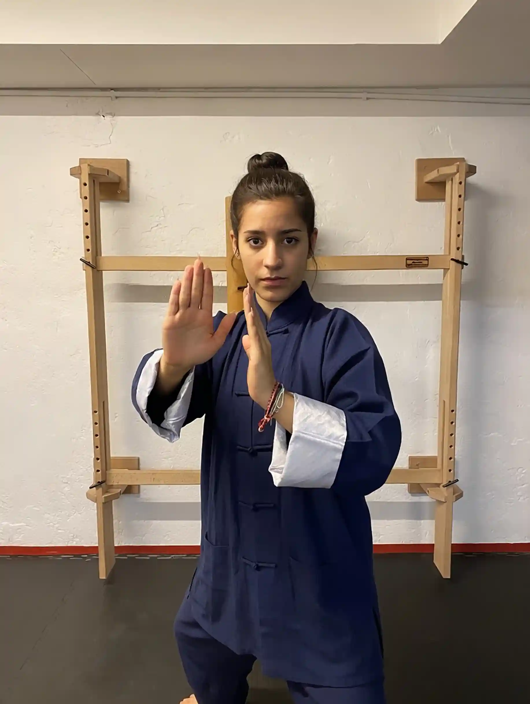 Wing Chun Handtechnik Frau im Kung-Fu-Anzug im Martial Arts Center München