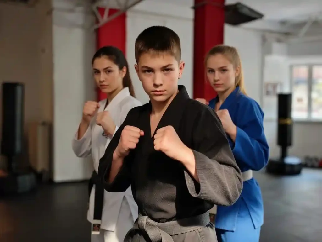 Kampfkunst Jugendliche München - drei Teenager beim Training