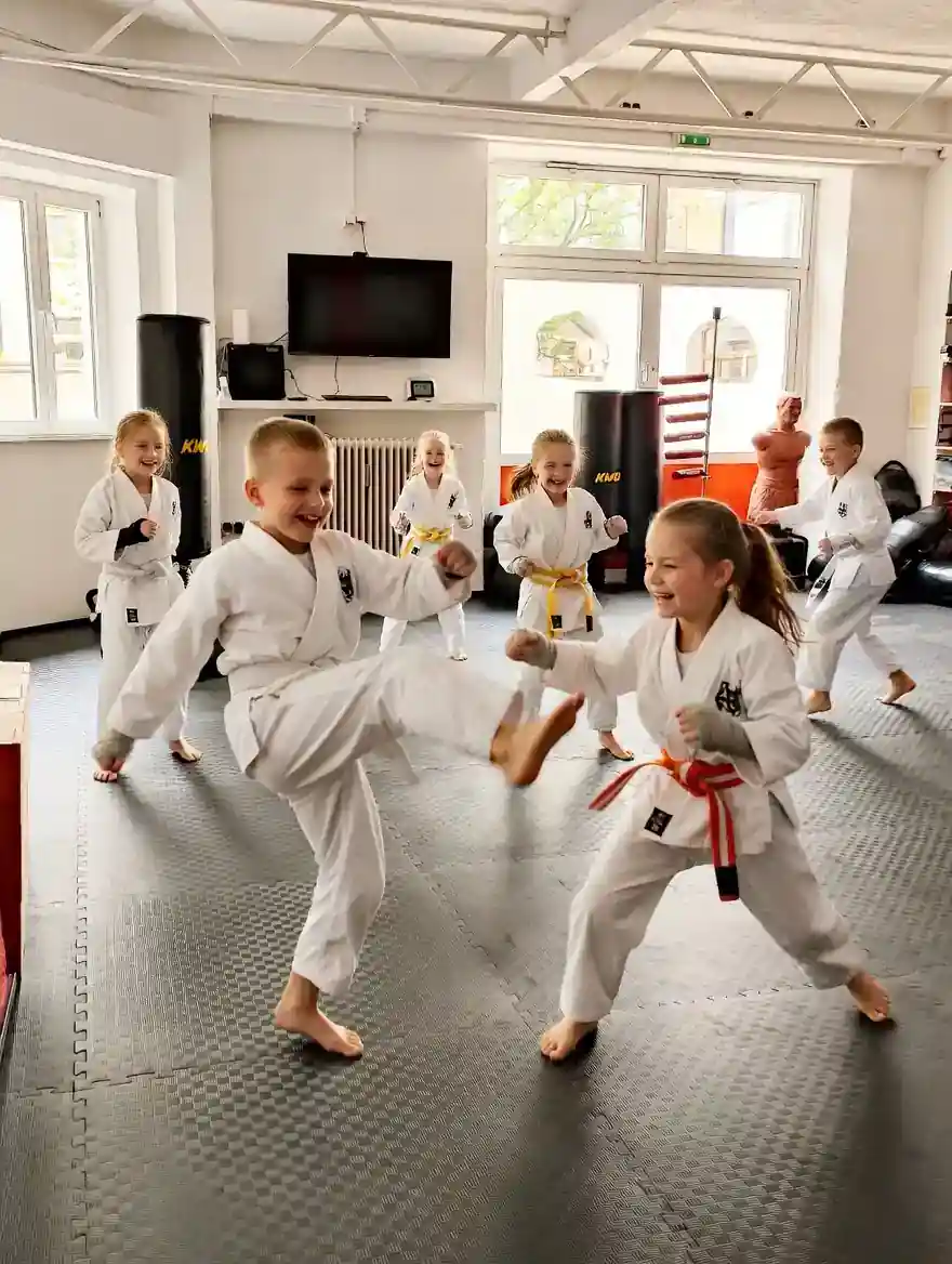 Kinder üben Selbstverteidigungstechniken im Kampfsportkurs München