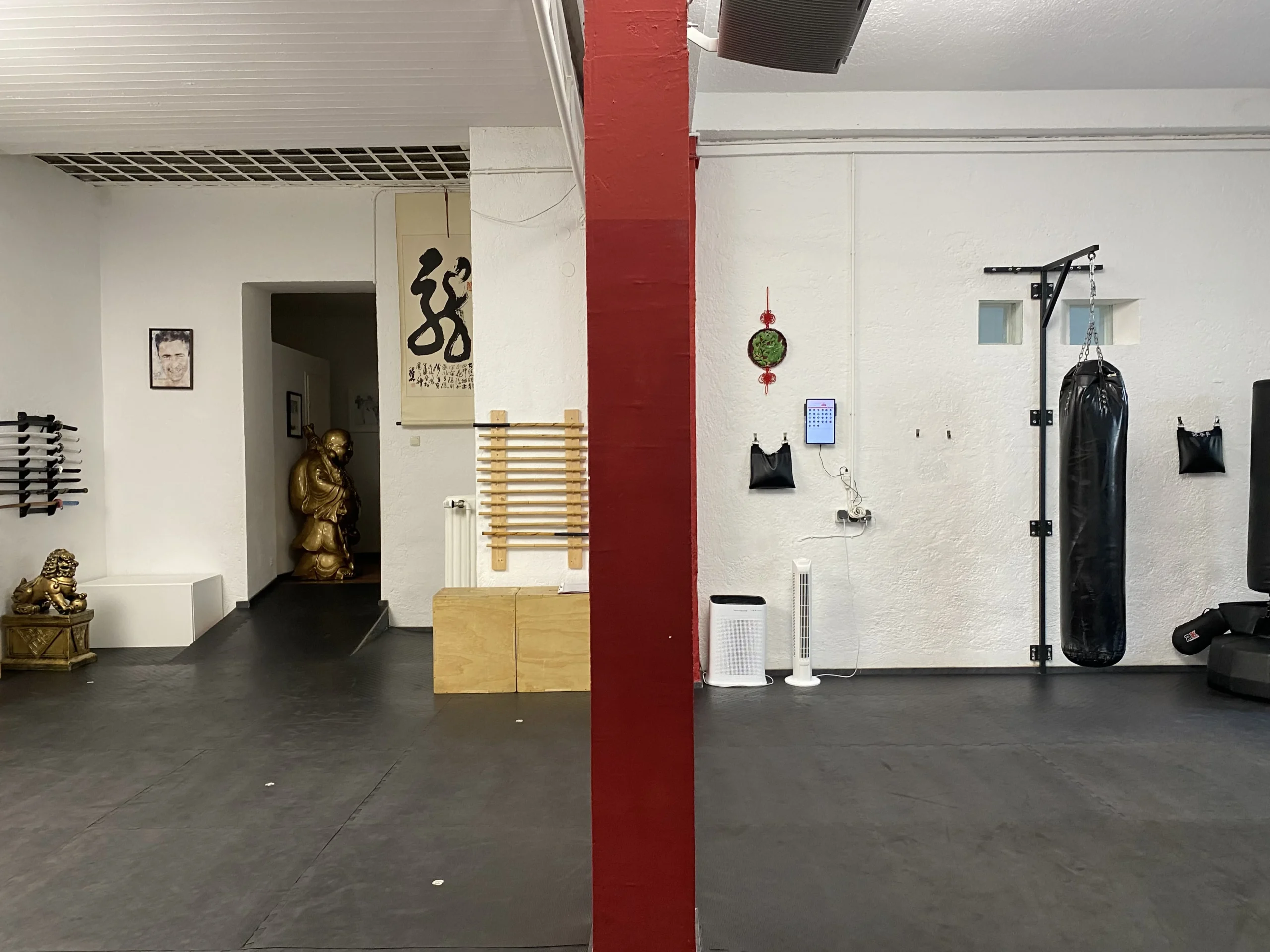 Trainingsraum im Martial Arts Center München mit Boxsack und Holzpuppen