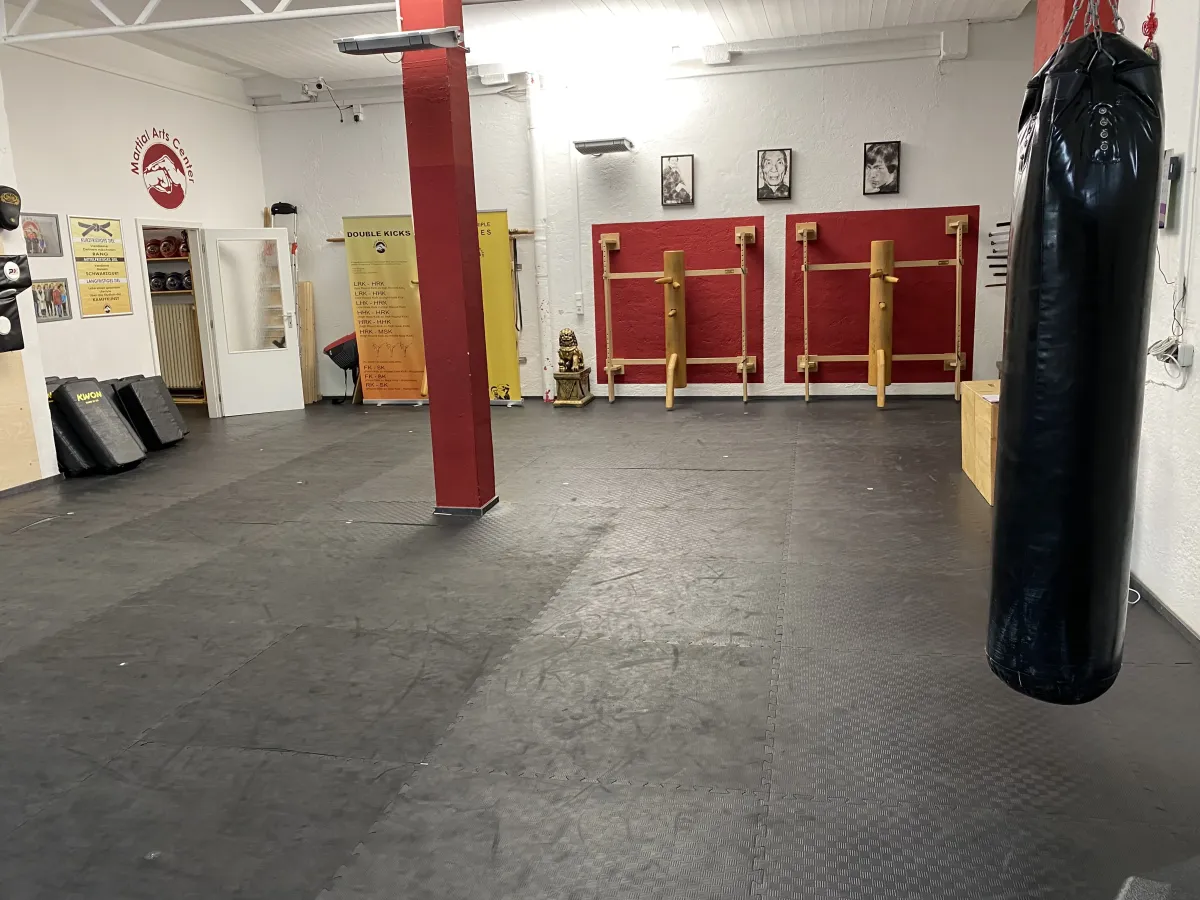 Trainingsraum der Kampfsportschule Martial Arts Center München-Haidhausen mit Wing-Chun-Holzpuppen