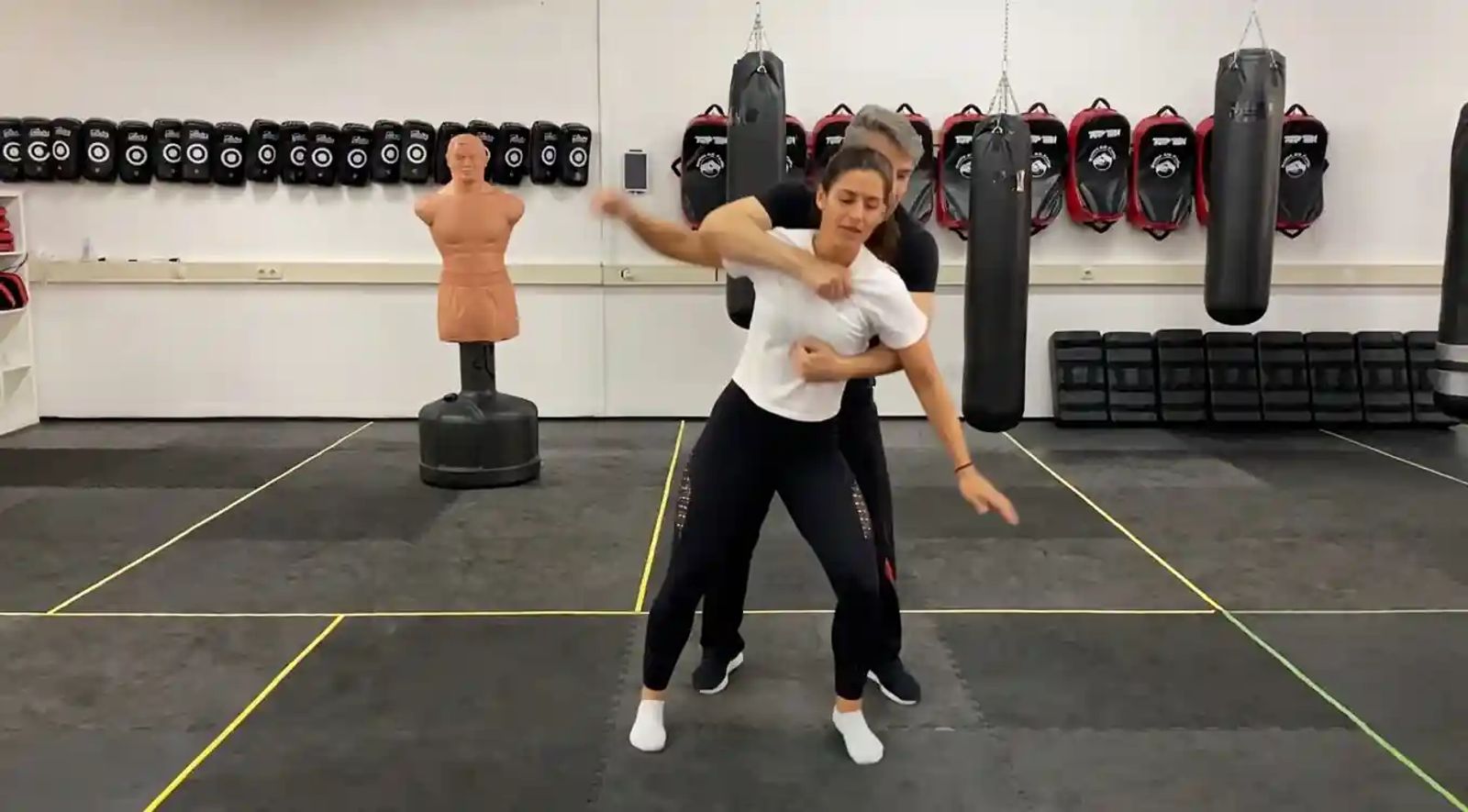 Kampfsport Au München: Selbstverteidigung mit der Holzpuppe im Martial Arts Center Haidhausen