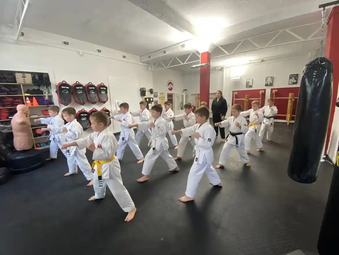 Wiedereröffnung Martial Arts Center München, Kindergruppe trainiert gemeinsam im Dojo