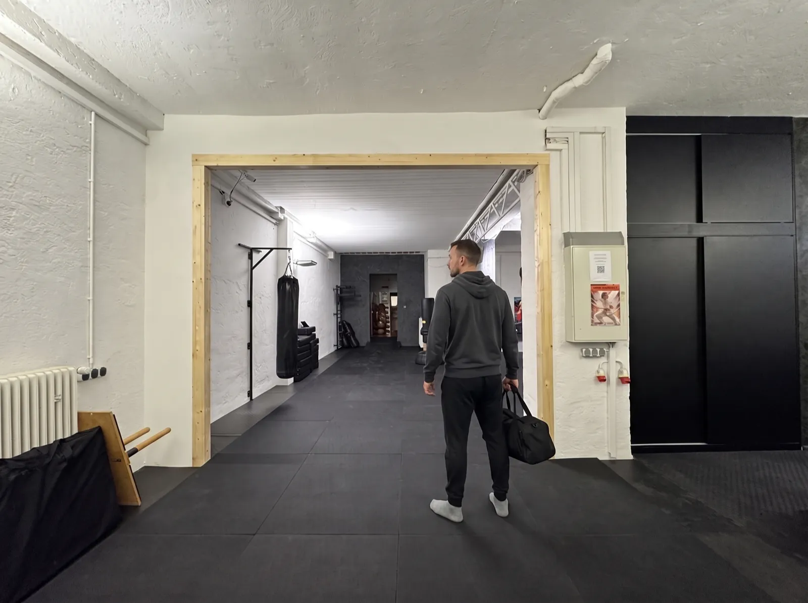 Kampfsport anfangen in München: Einsteiger mit Sporttasche vor dem ersten Training im Martial Arts Center