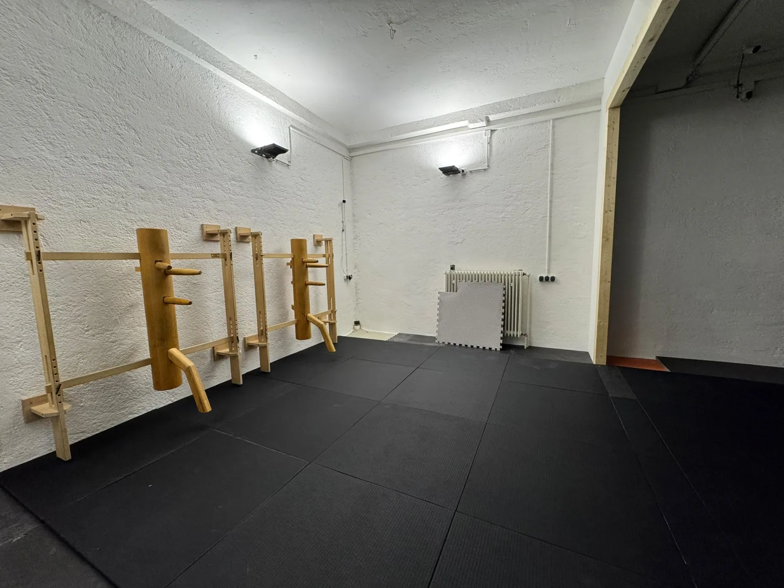 Wing Chun Raum mit Holzpuppen im umgebauten Martial Arts Center München