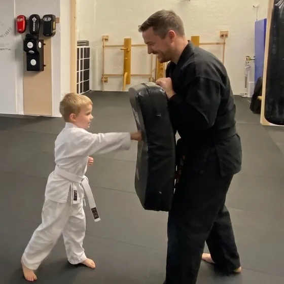 Kind im Einzeltraining mit seinem Ausbilder