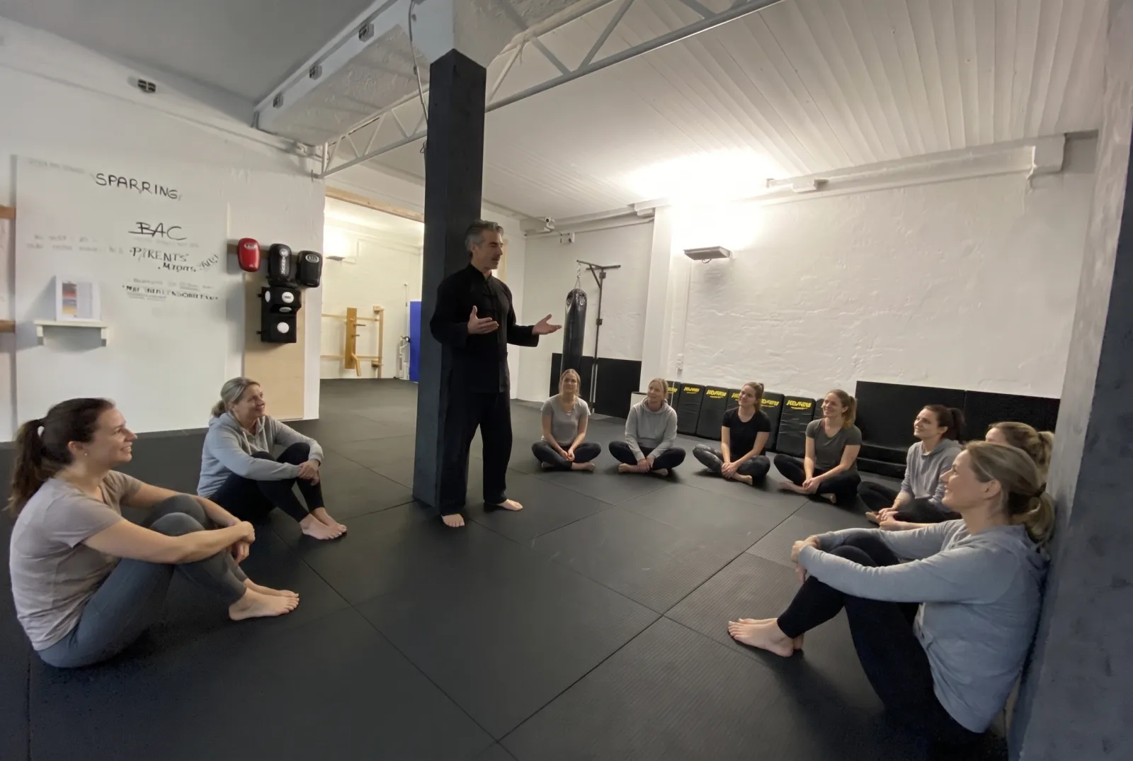 Selbstschutz für Frauen: Großmeister Dusan Drazic erklärt einer Frauengruppe im Martial Arts Center München