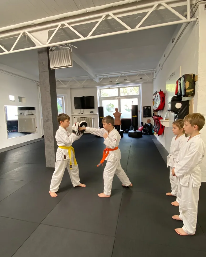 Kinder trainieren mit Pratzen im Martial Arts Center München