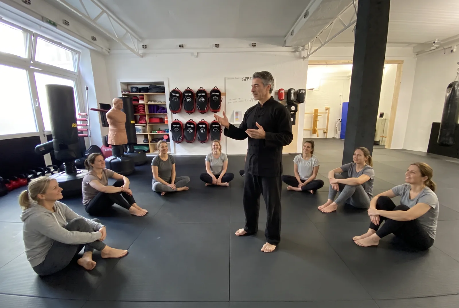 Übergriff durch Bekannte: Großmeister Dusan Drazic erklärt Frauen im Martial Arts Center München, wie Täter vorgehen